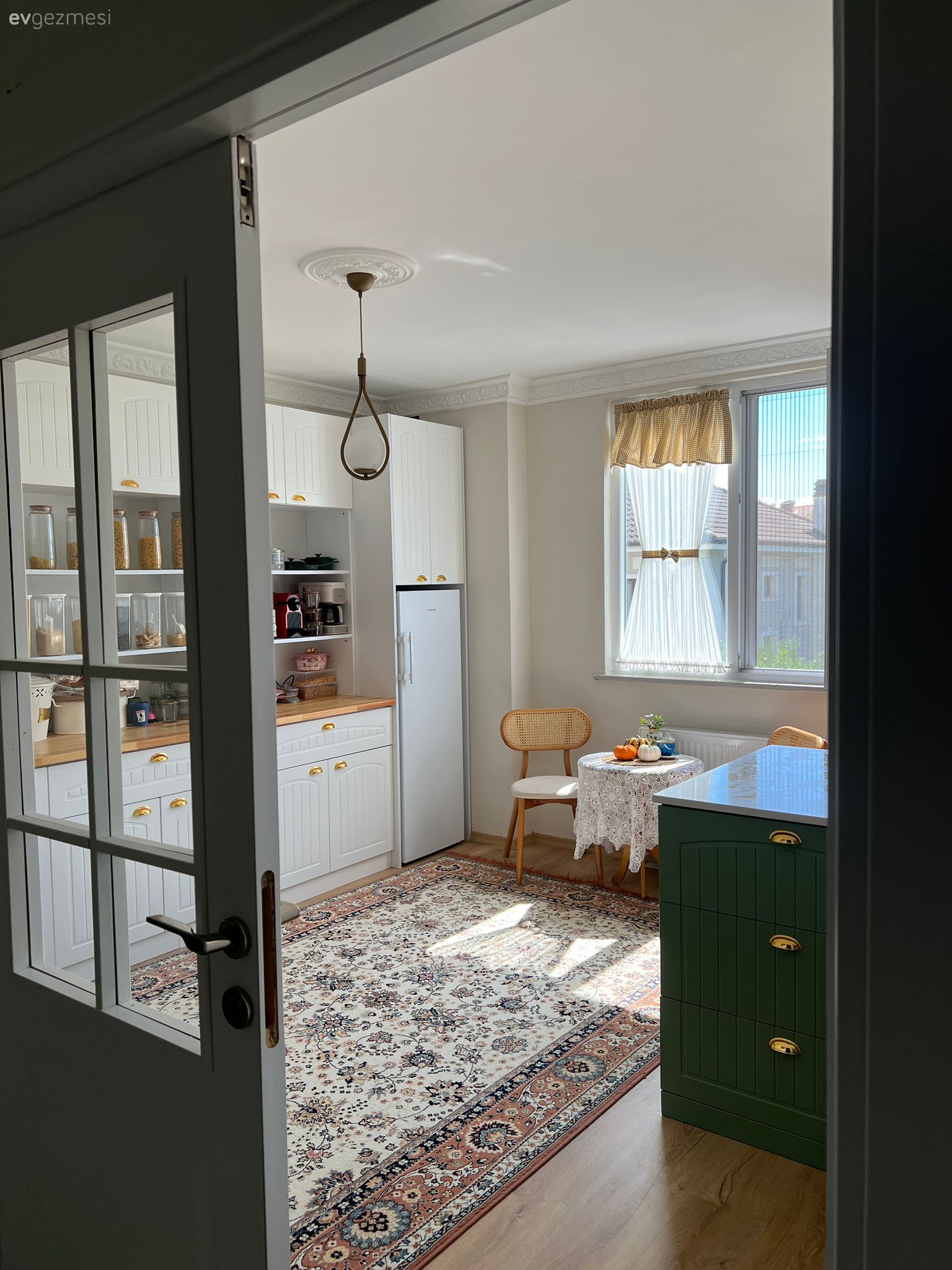 Bu Geniş Mutfağın Bir Tarafında Yeşil Dolaplar Var Diğerinde Kiler!