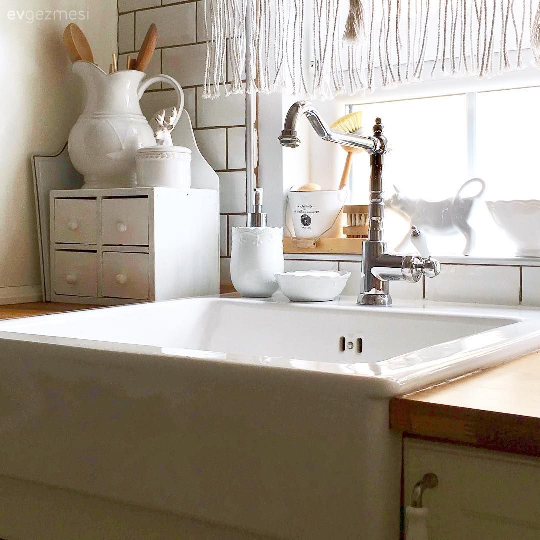 Nostaljik Detayları ve Beyazıyla Huzur Dolu Bir İstanbul Evi