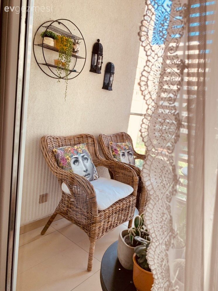 Balkon, Balkon masası, Hasır sandalye, Kırlent, Ev tekstili, Balkon perdesi, Balkon duvar dekorasyonu, Ev bitkisi