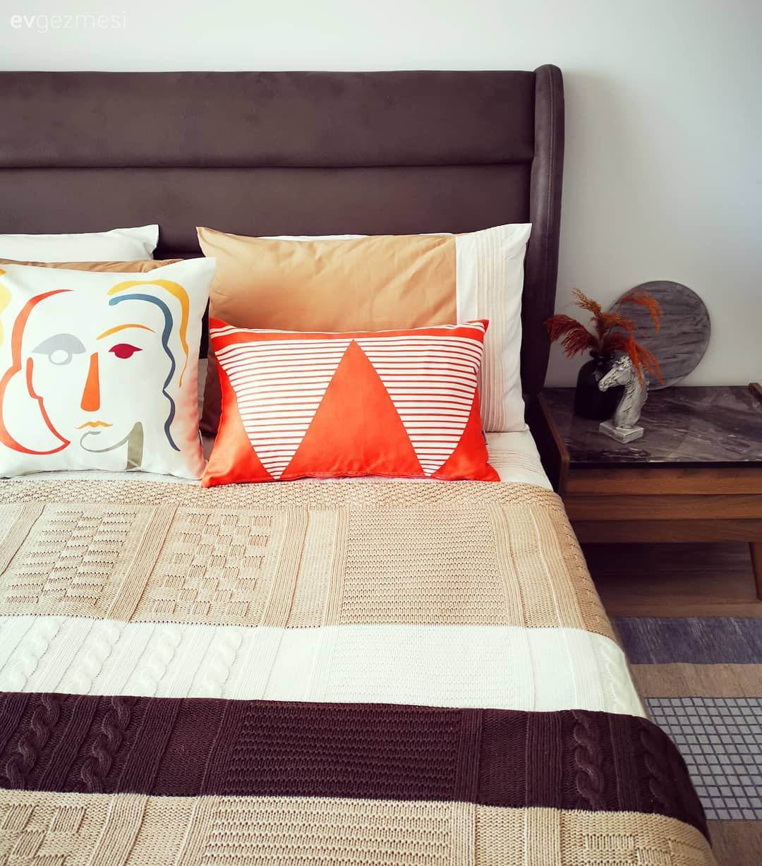 Yatak Odası, Kahverengi, Beyaz, Krem, Turuncu, Yatak örtüsü, Kırlent, Ev tekstili, Yatak başlığı, Komodin