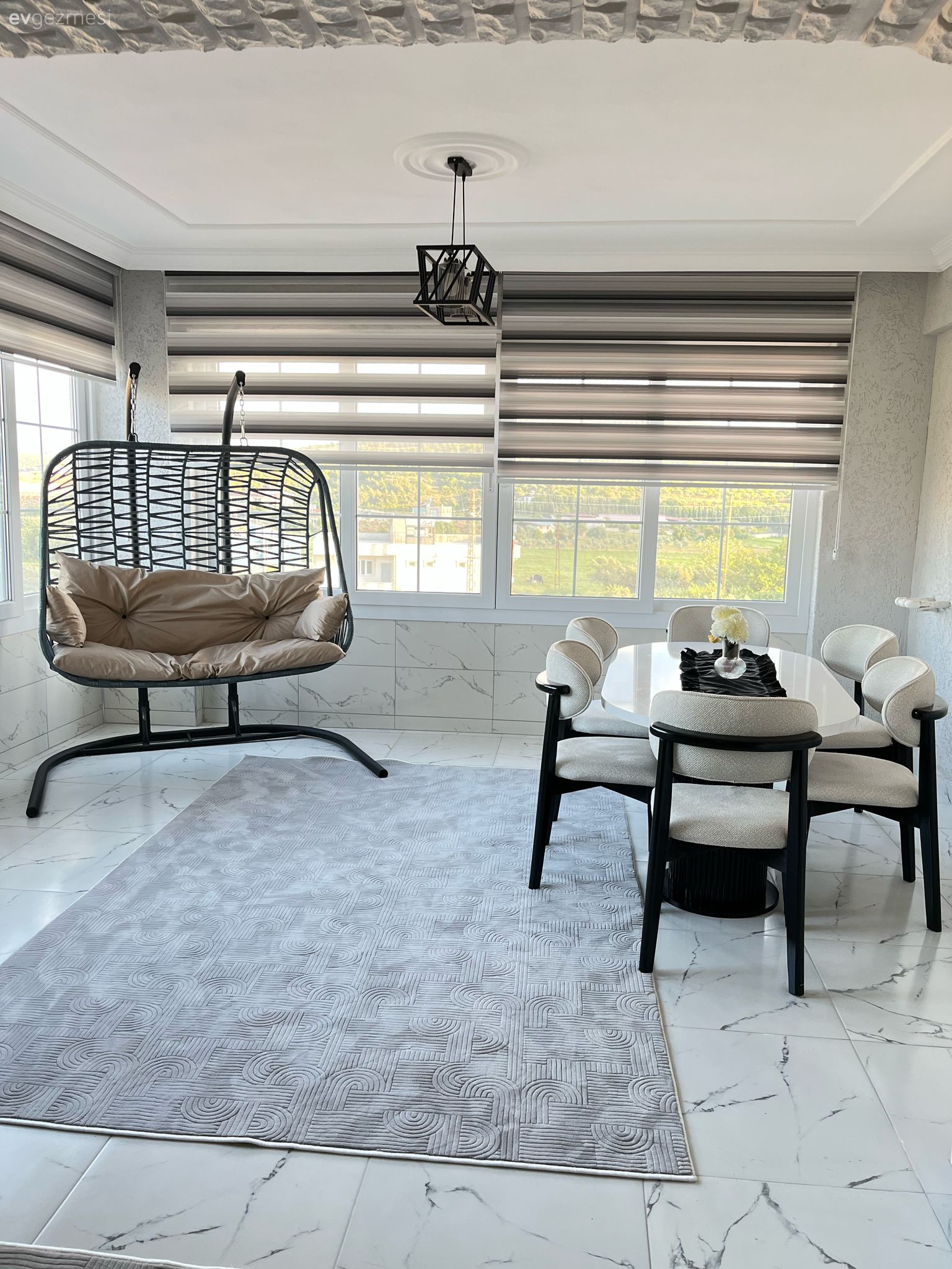 Bu Hatay Evinde Beyaz ve Turuncu Uyumu Esas Alınmış