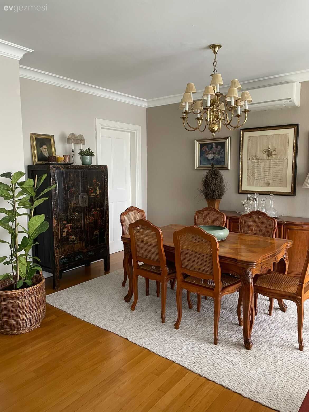 Yemek Odası, Country, Rustik, Kahverengi, Beyaz, Siyah, Tablo, Duvar dekorasyonu, Çerçeve, Avize, Aydınlatma, Salon avizesi, Ev bitkisi, Dolap, Halı, Yemek odası avizesi, Vizon, Abajur, Vitrin, Saksı