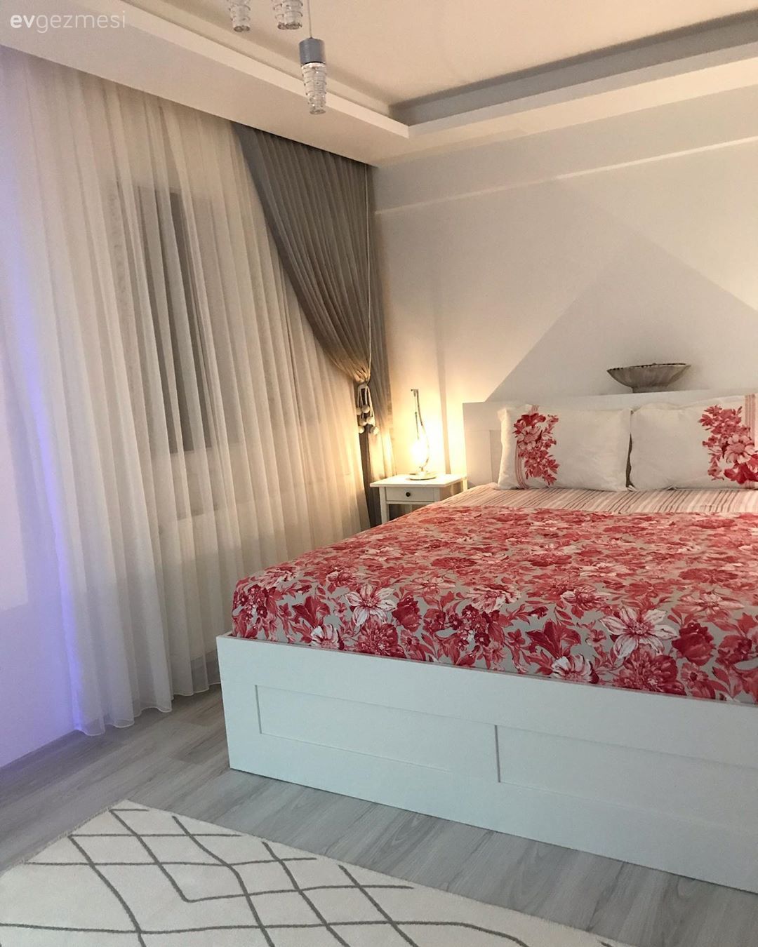 Yatak Odası, Beyaz, Kırmızı, Yatak örtüsü, Kırlent, Ev tekstili, Çiçekli desen, Desenler, Fon perde, Perde, Tül perde, Komodin, Abajur, Aydınlatma, Halı, Geometrik desen