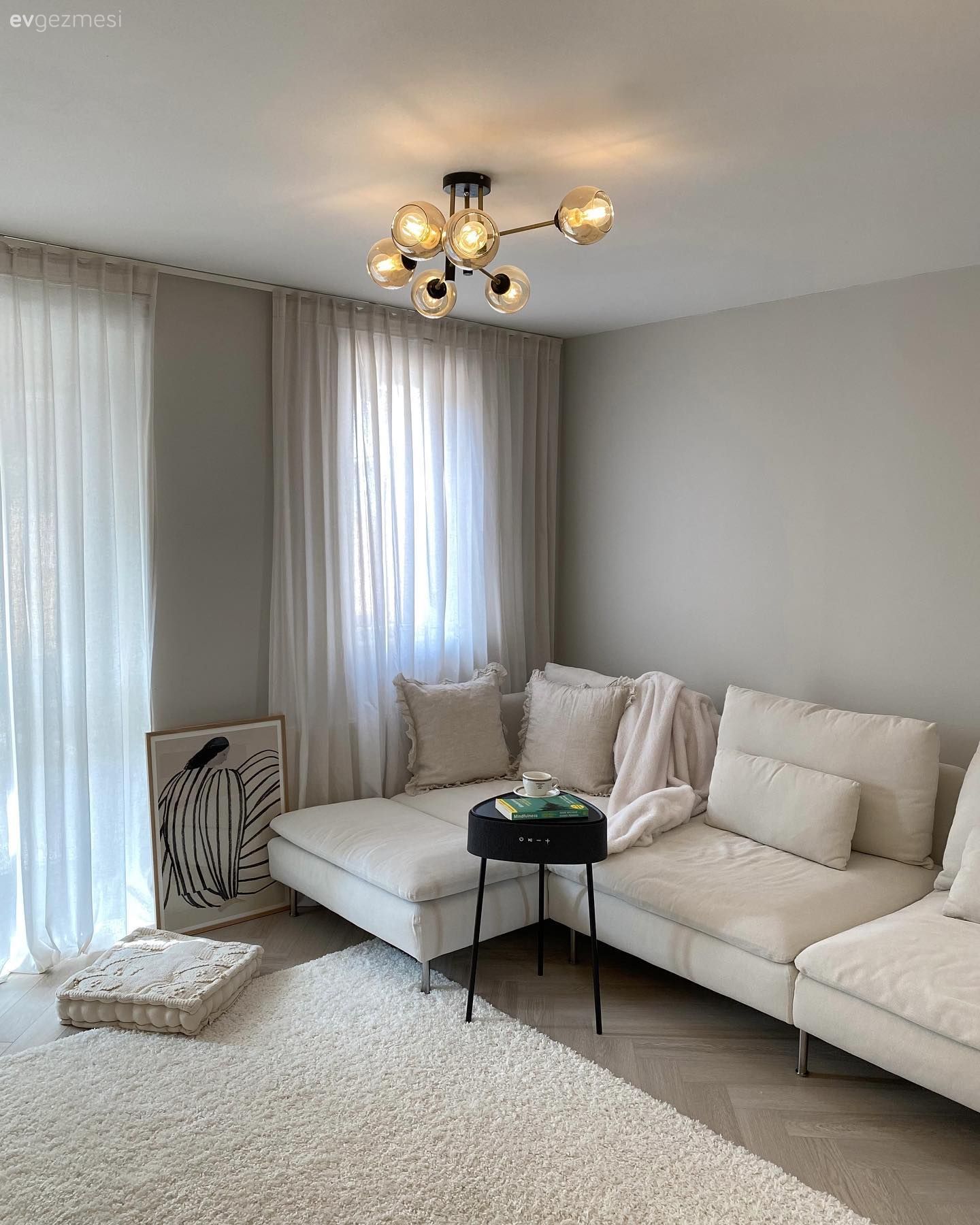 Salon, İskandinav, Modern, Beyaz, Krem, Bej, Köşe koltuk, Koltuk takımı, Tül perde, Perde, Kırlent, Ev tekstili, Avize, Aydınlatma, Salon avizesi, Shaggy halı, Halı, Yan sehpa, Sehpa