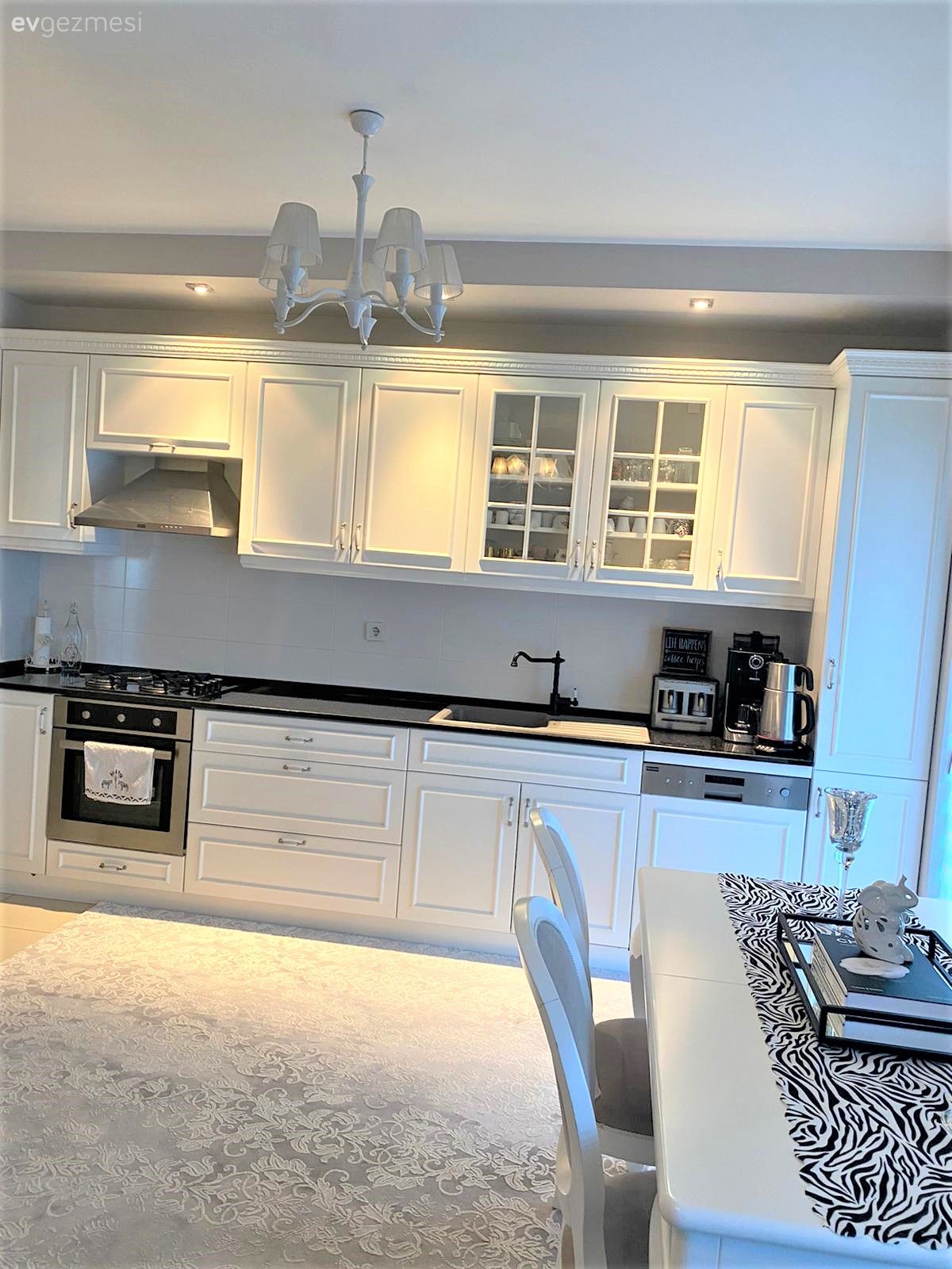 Mutfak, Beyaz mutfak, Gri, Siyah, Siyah tezgah, Mutfak tezgahı, Mutfak tezgah arası, Tezgah arası seramik, Mutfak halısı, Mutfak Avize Modelleri, Sandalye, Mutfak masası, Mutfak perdesi, Mutfak zemin seramikleri, Masa örtüsü, Ev tekstili