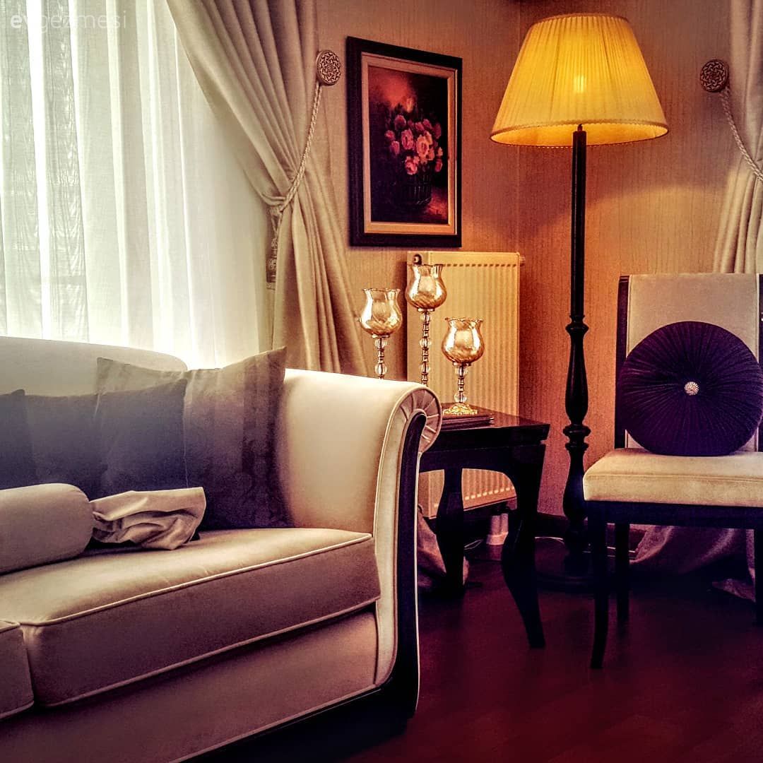Salon, Klasik, Krem, Kahverengi, Beyaz, Koltuk takımı, Berjer, Lambader, Aydınlatma, Sehpa, Tablo, Duvar dekorasyonu, Şamdan, Ev Aksesuar, Fon perde, Perde, Tül perde, Kırlent, Ev tekstili