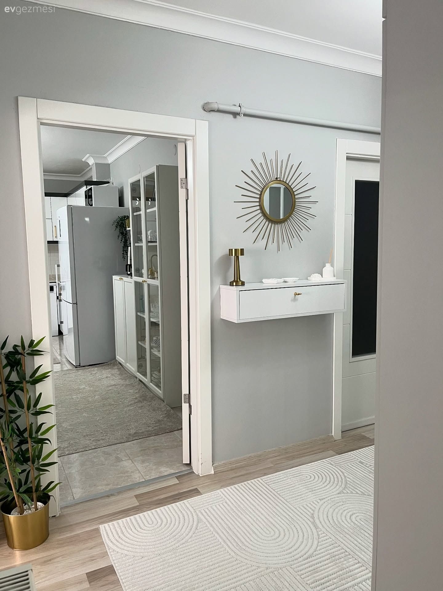 Bu Ankara Evinde Şıklığın Yolu Altın Yansımalarından Geçiyor