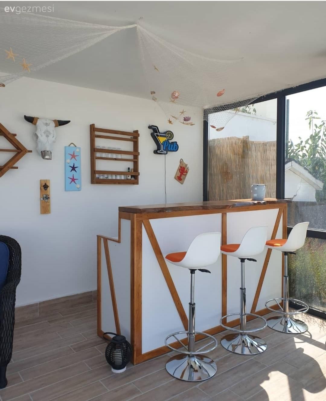 Bu Üç Katlı Evin Kendisi Şehrin İçinde Ama Ruhu Kırsalda Bir Yerde!