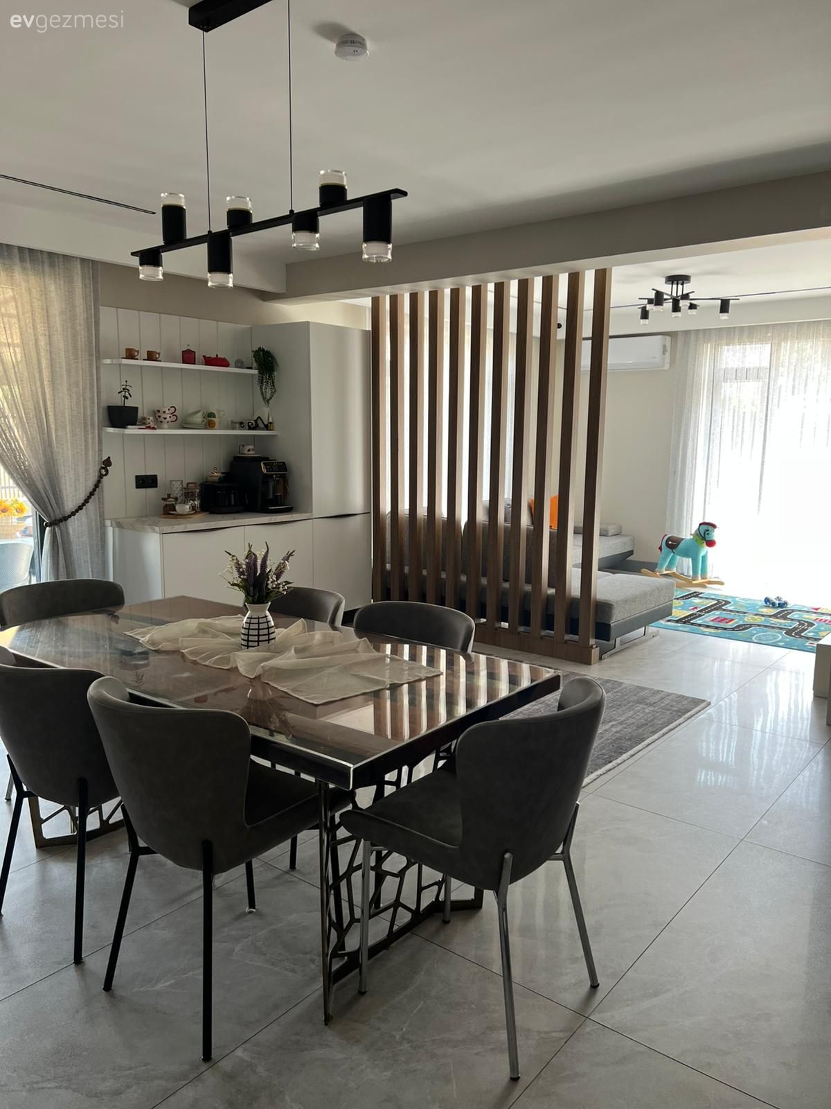 Amerikan Mutfak, Mutfak, Modern mutfak, Beyaz, Siyah, Ahşap Mobilya, Mutfak masası, Mutfak sandalyesi, Kahve köşesi, Seperatör, Mutfak zemin seramikleri, Mutfak Avize Modelleri, Mutfak perdesi