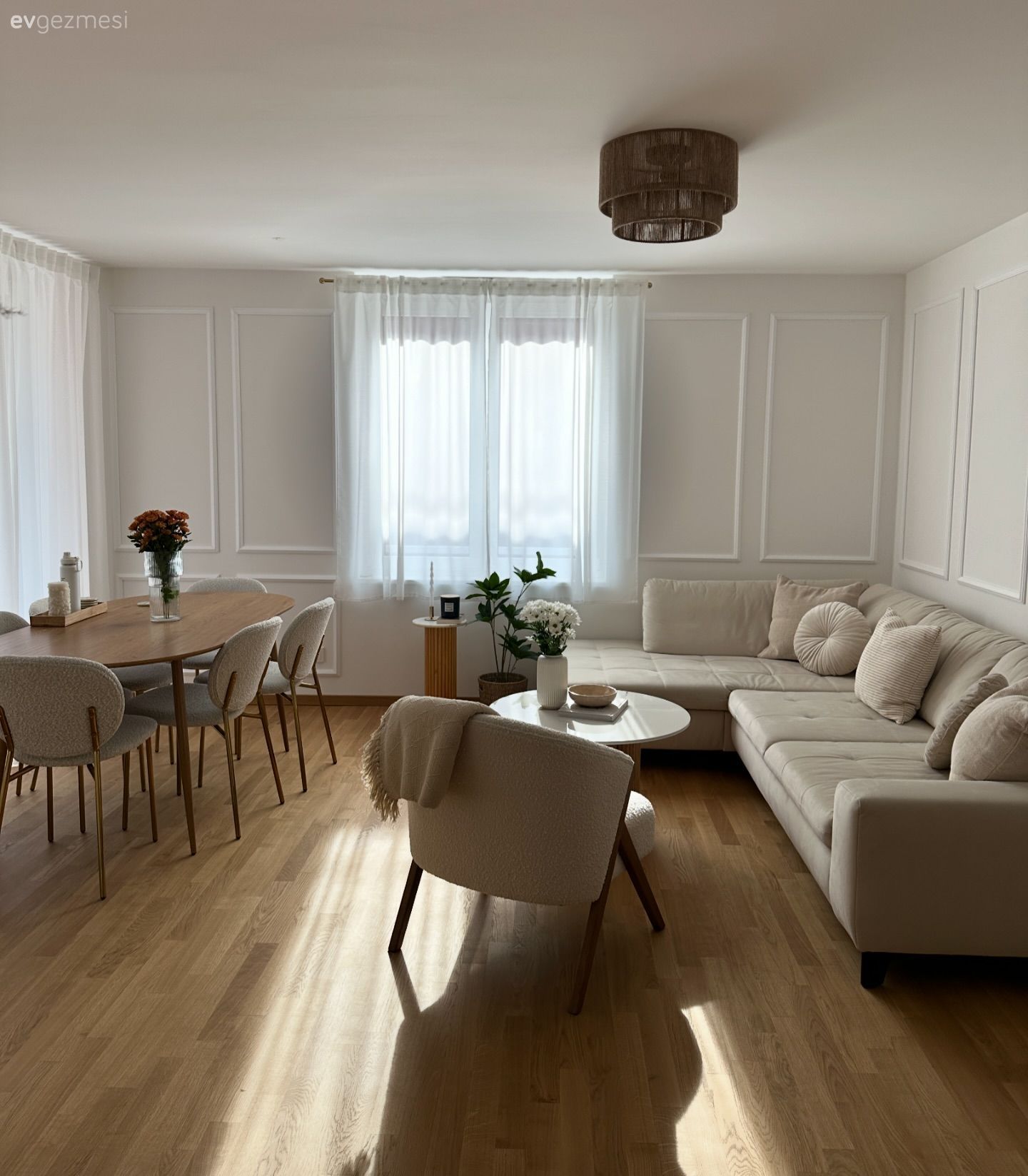 Salon, İskandinav, Beyaz, Bej, Köşe koltuk, Koltuk takımı, Tül perde, Perde, Orta sehpa, Sehpa, Sandalye, Yemek masası, Parke, Dekoratif Objeler, Duvar çıtalama