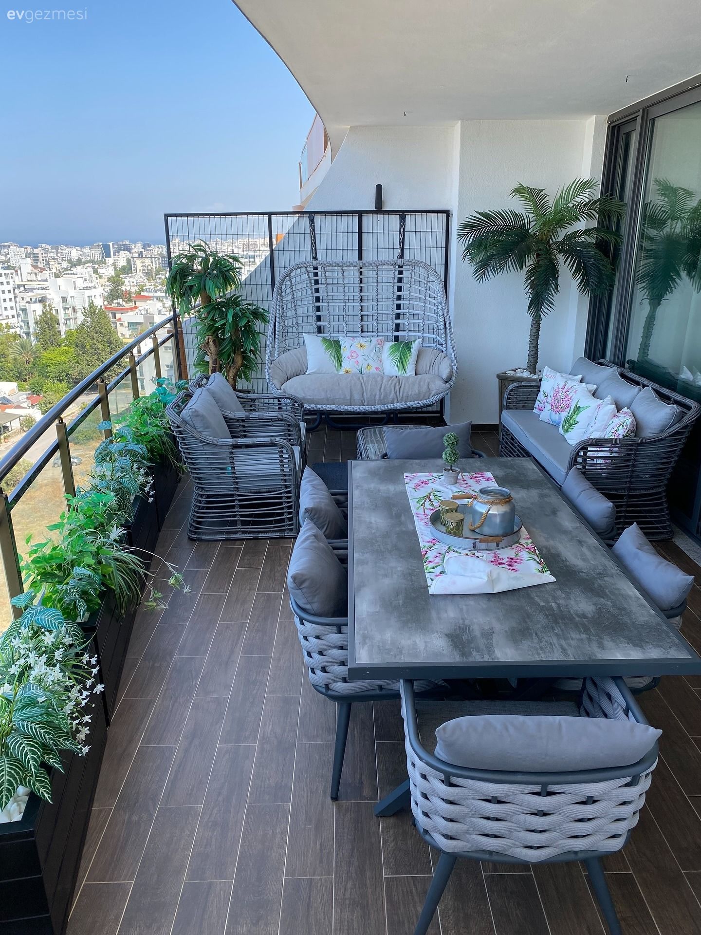 Bu Büyük Balkonu Bırakıp Evin İçine Girmek Pek Kolay Değil