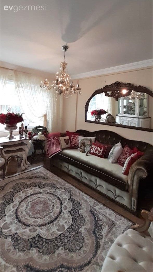 Salon, Country, Klasik, Kahverengi, Vizon, Krem, Koltuk takımı, Berjer, Oymalı mobilya, Ayna, Sehpa, Halı, Salon halısı, Kırlent, Ev tekstili, Kırmızı, Kruvaze perde, Perde, Vazo, Ev Aksesuar, Çiçekler, Avize, Aydınlatma, Salon avizesi, Dubleks evler