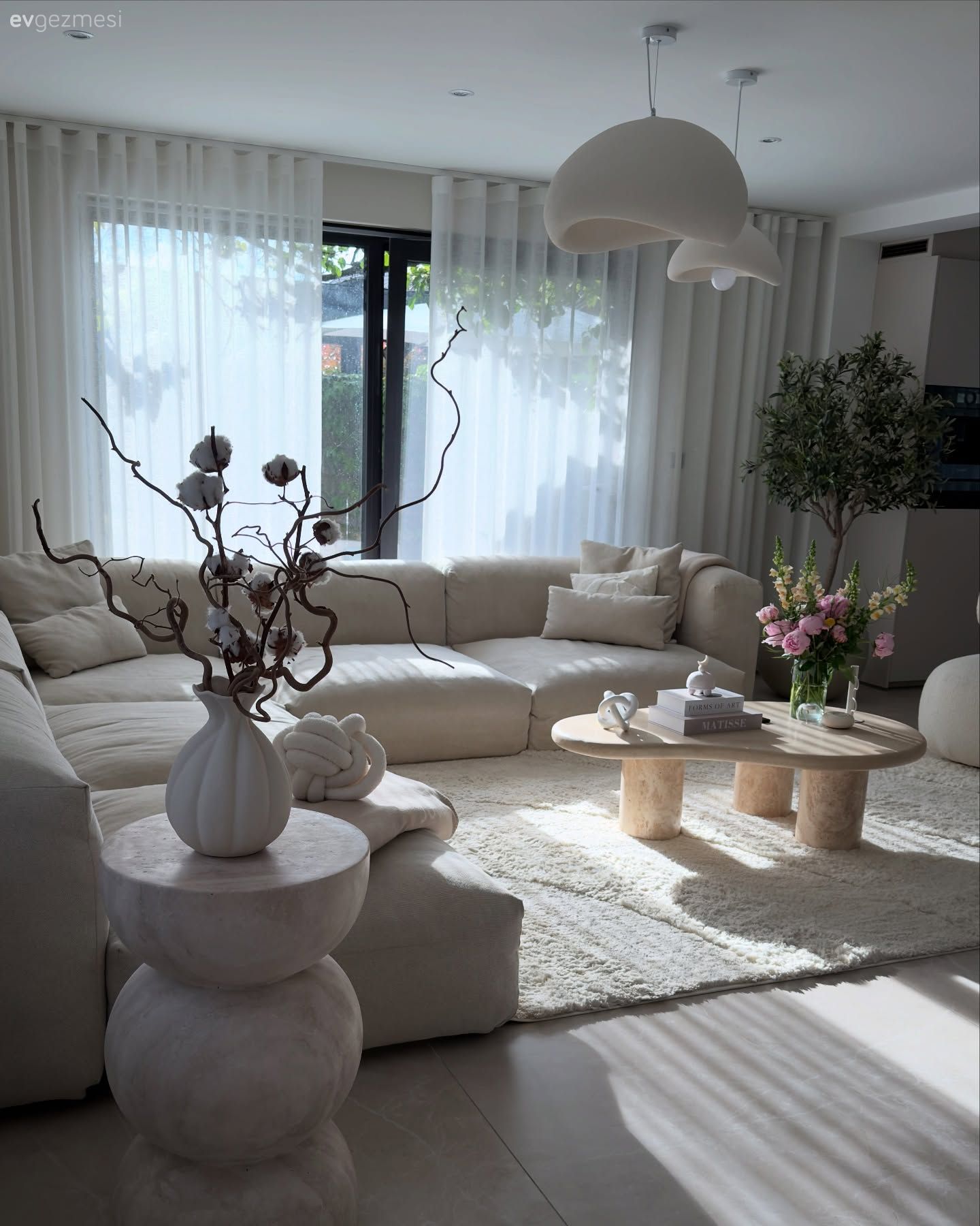 Bu Açık Konsept Evde Modern Tarzın Sevdiği Birçok Detay Var