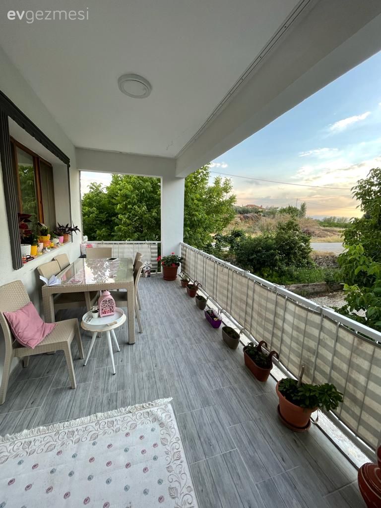 Balkon, Balkon masası, Sandalye, Balkon çiçekleri, Balkon zemini