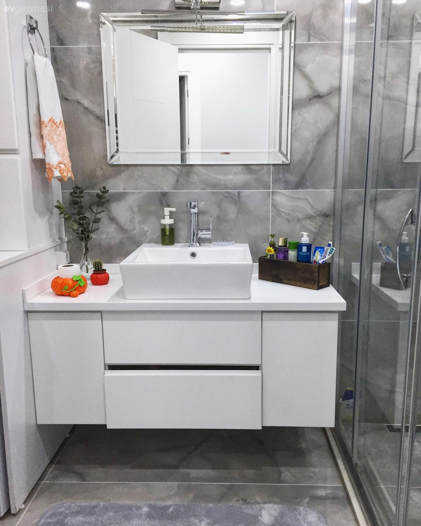 Banyo, Beyaz, Gri, Banyo dolabı, Banyo seramikleri, Banyo aynası, Banyo aksesuarları