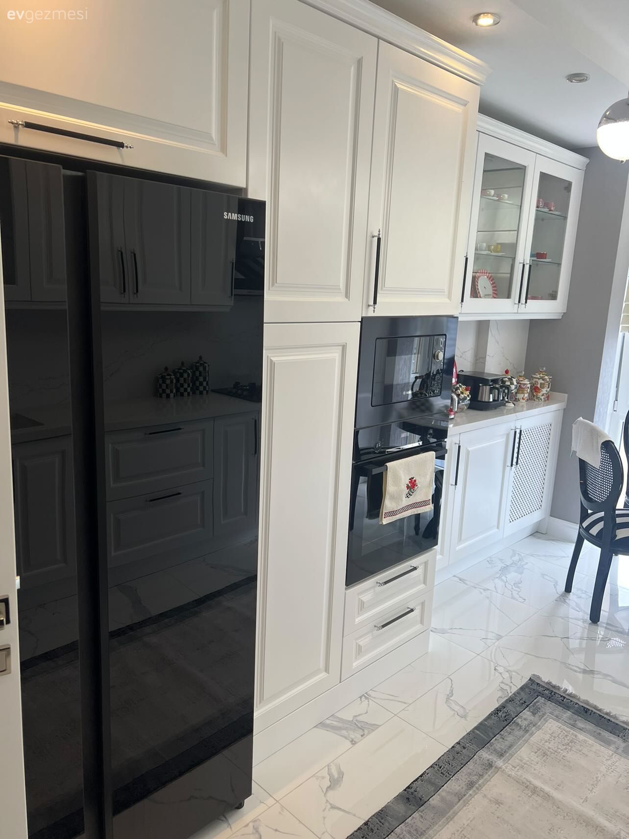 Ev Gezmesi: Zıt Kutupların Cazibesini İçine Alan Bir İstanbul Evi!