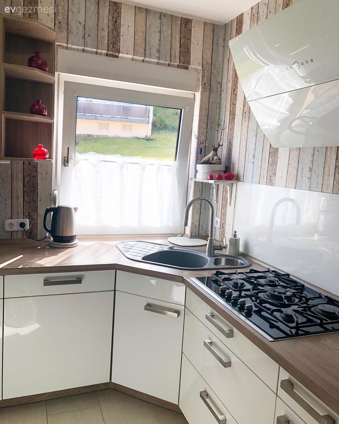 Mutfak, Beyaz ve ahşap mutfak, Mutfak tezgahı, Mutfak tezgah arası, Davlumbaz, Krem, Kahverengi, Mutfak duvar dekorasyonu