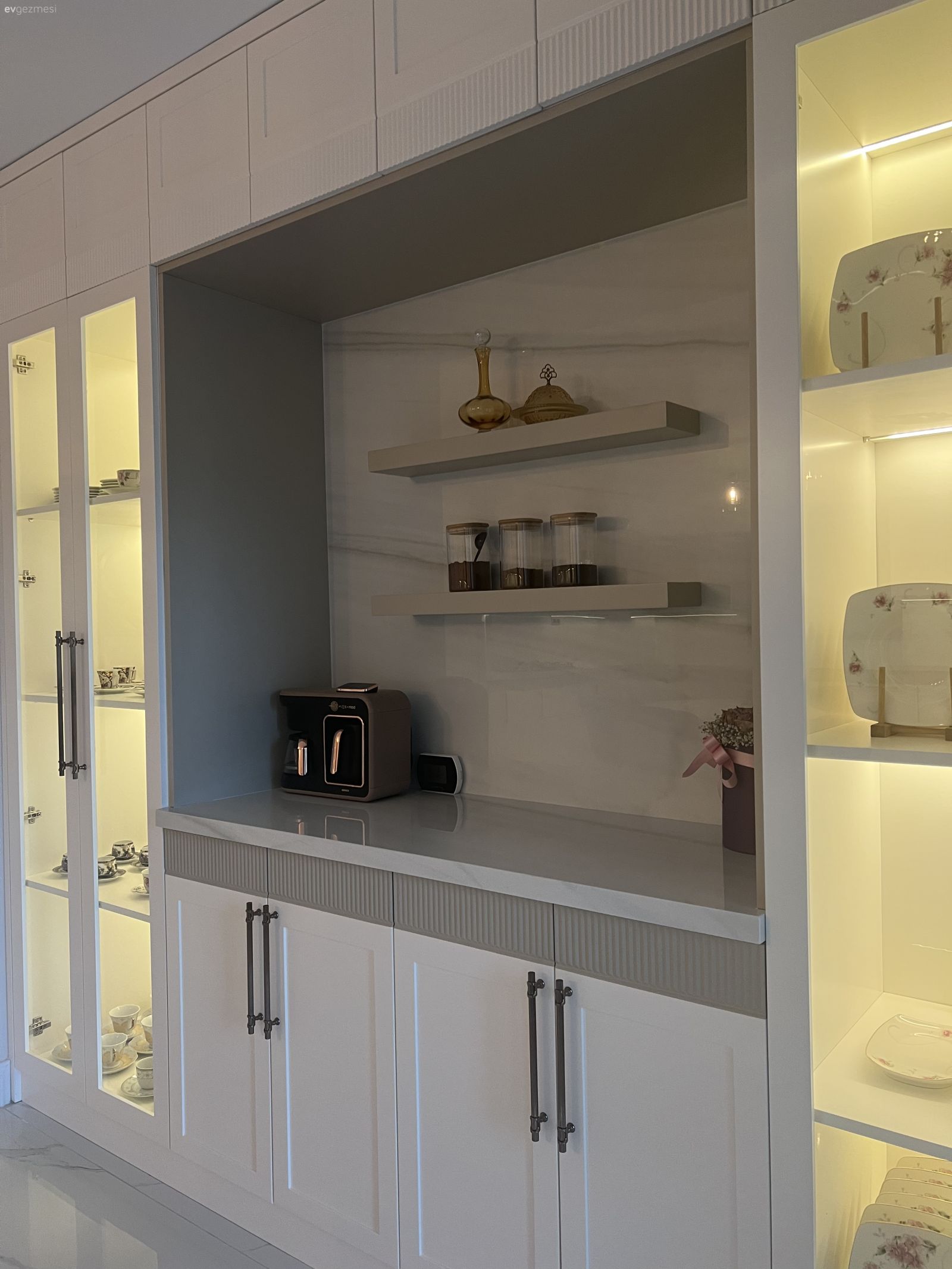 Kahve köşesi, Beyaz, Led aydınlatma, Aydınlatma, Mutfak zemin seramikleri, Mutfak, Mutfak aksesuarları, Krem, Bej