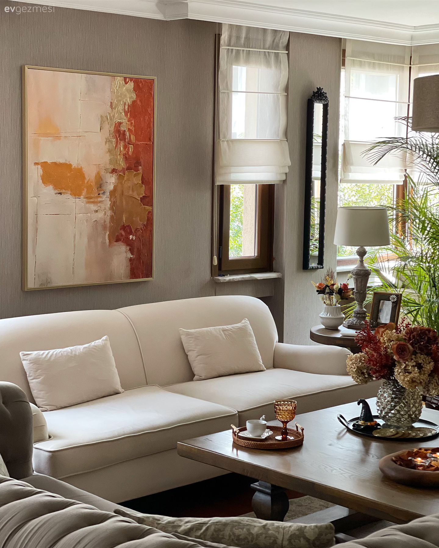 Salon, Modern, Country, Beyaz, Vizon, Gri, Turuncu, Koltuk takımı, Orta sehpa, Sehpa, Ahşap Mobilya, Masif ahşap, Kırlent, Ev tekstili, Tablo, Duvar dekorasyonu, Katlamalı perde, Perde, Ev bitkisi, Dekoratif Objeler