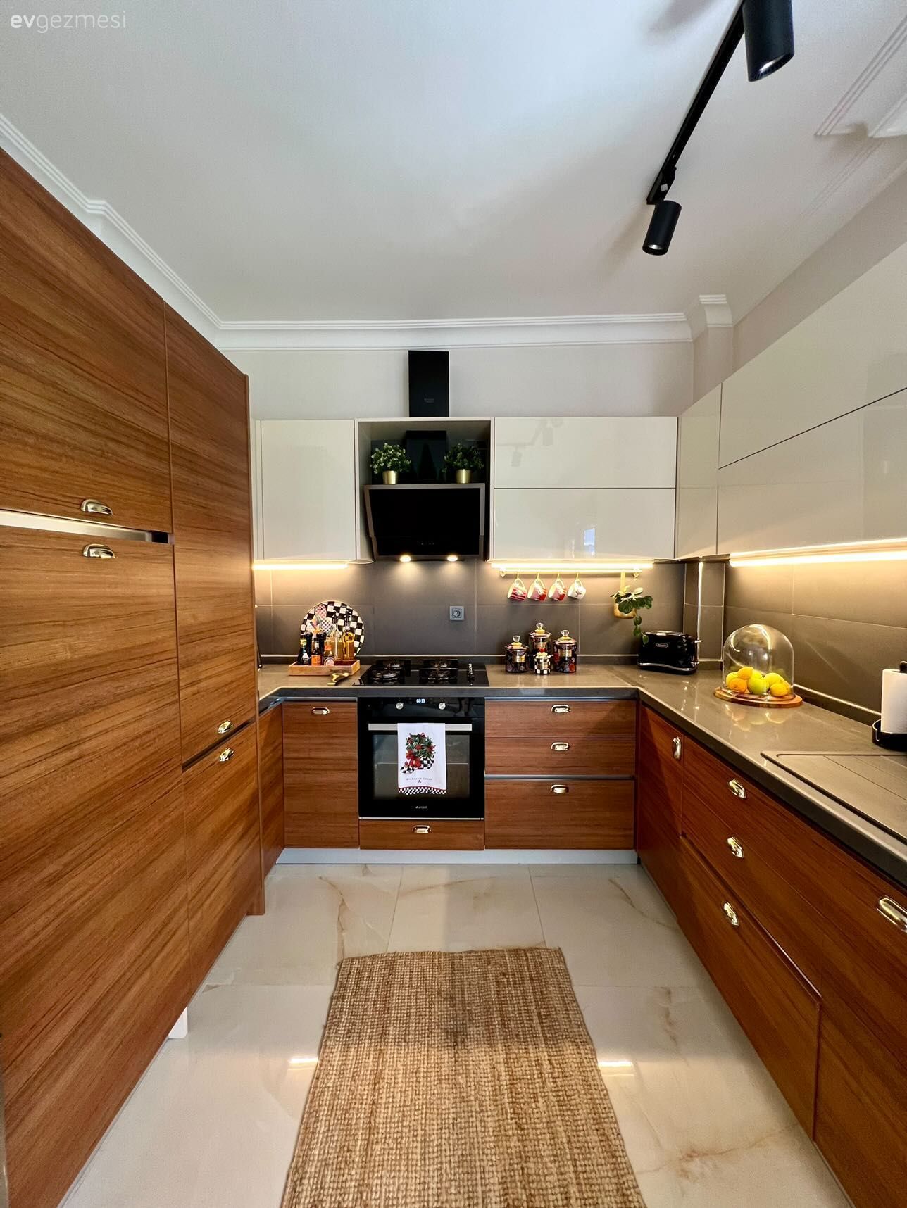 Mutfak, Ahşap mutfak, Kahverengi, Beyaz, Siyah, Mutfak tezgahı, Mutfak tezgah arası, Tezgah arası doğal taş, Ankastre, Davlumbaz, Mutfak halısı, Jüt halı, Halı, Mutfak aksesuarları, Spot aydınlatma, Aydınlatma