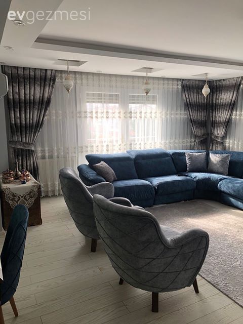 Salon, Modern, Köşe koltuk, Koltuk takımı, Mavi, Gri, Beyaz, Kahverengi, Halı, Salon halısı, Fon perde, Perde, Tül perde, Dekoratif Objeler, Salon avizesi, Avize, Aydınlatma, Berjer, Parke, Kırlent, Ev tekstili