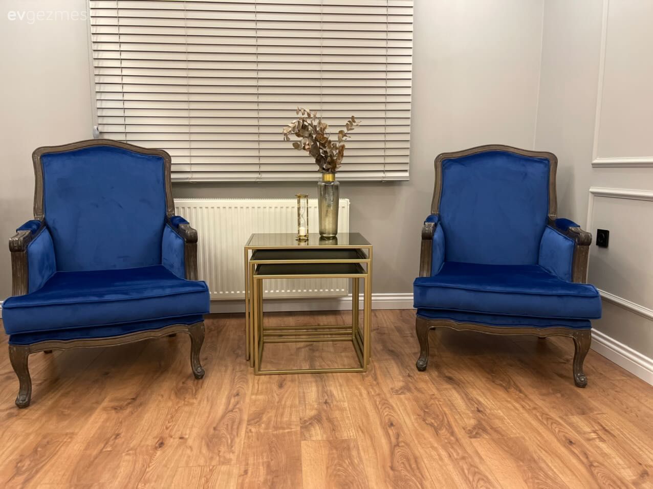 Katlamalı perde, Perde, Bej, Krem, Parlament mavisi, Berjer, Yan sehpa, Sehpa, Duvar çıtalama, Parke, Vazo, Ev Aksesuar