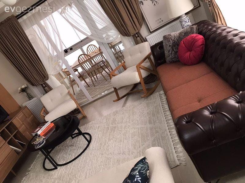 Salon, Klasik, Kahverengi, Krem, Siyah, Beyaz, Modern chesterfield, Kırlent, Ev tekstili, Fon perde, Perde, Tül perde, Berjer, Orta sehpa, Sehpa, Cam orta sehpa, Halı, Salon halısı, Avize, Aydınlatma, Led aydınlatma, Tablo, Duvar dekorasyonu, Bordo