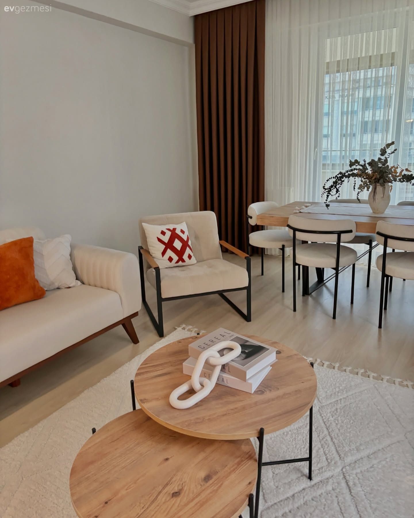 Salon, Modern, Krem, Bej, Turuncu, Siyah, Kahverengi, Fon perde, Perde, Tül perde, Koltuk takımı, Berjer, Sandalye, Yemek masası, Halı, Salon halısı, Ev bitkisi, Orta sehpa, Sehpa