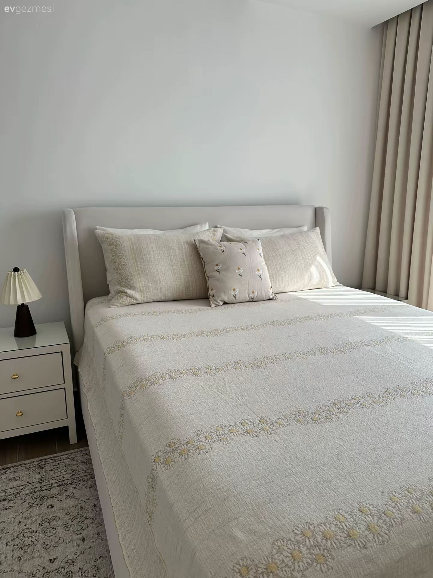 Bu Modern Evde Lacivert Vurgusu Dekora Hareket Katmış