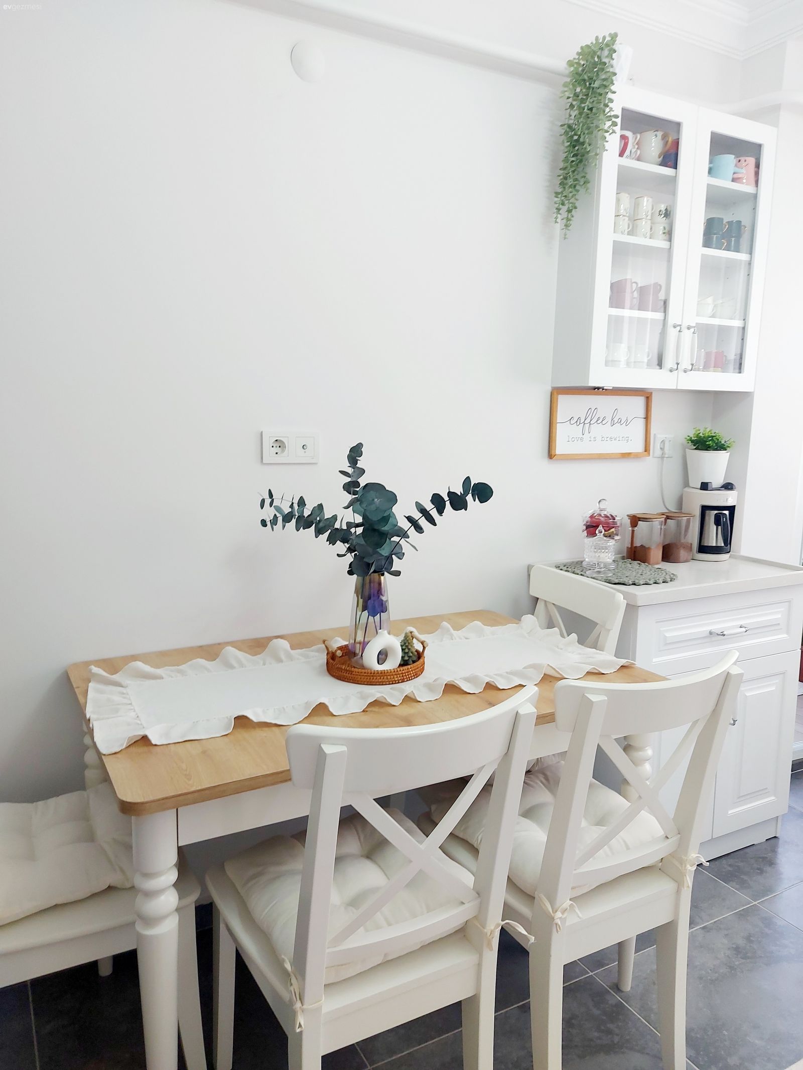 Kahve köşesi, Beyaz, Sandalye, Mutfak masası, Mutfak aksesuarları, Mutfak, Tül perde, Perde