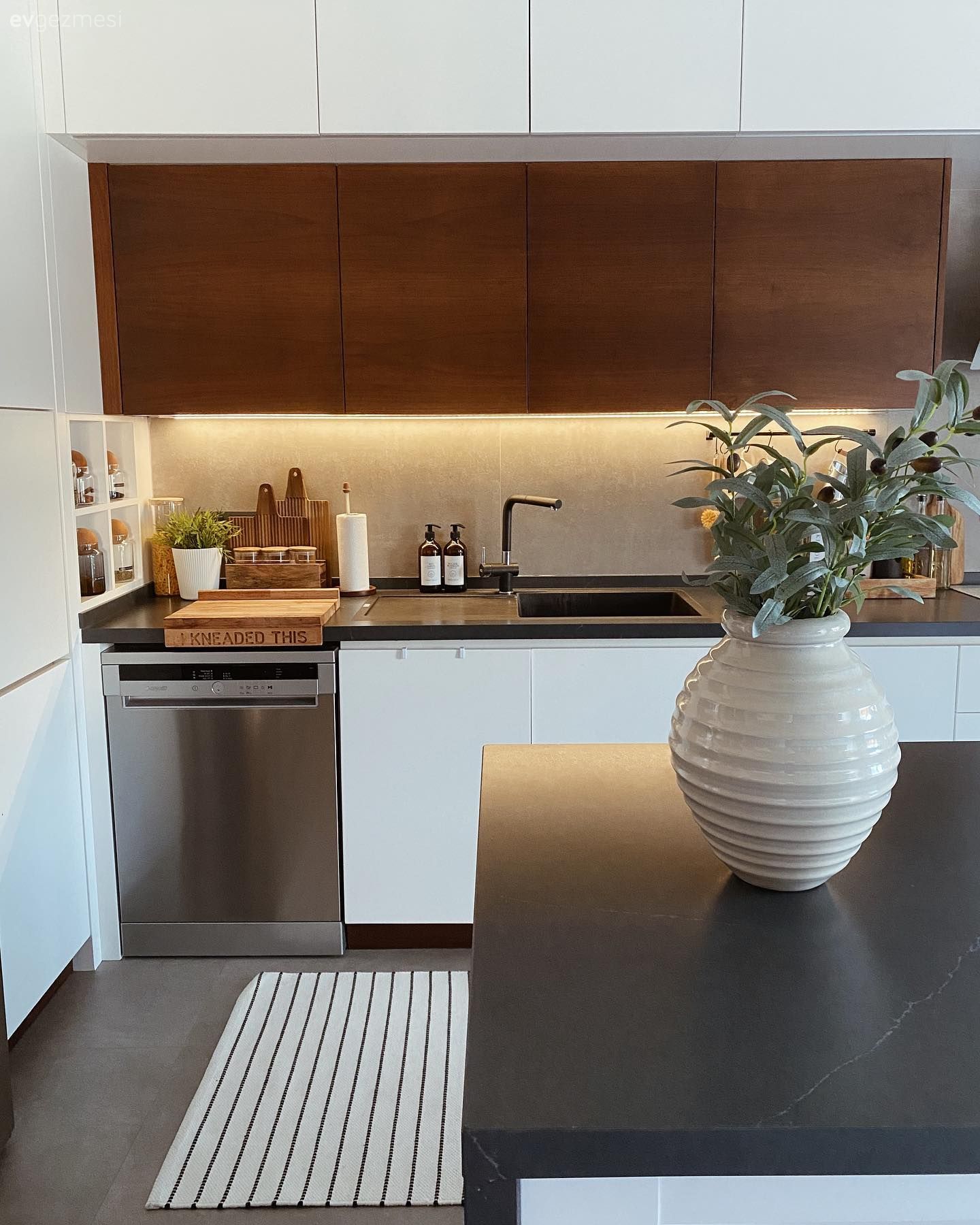 Zamansız Şıklığa Sahip Bu İzmir Evinde Samimiyet de Yerli Yerinde!