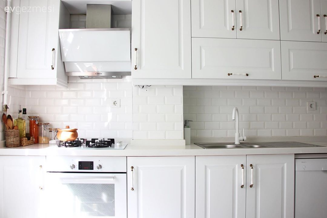 Mutfak, Beyaz mutfak, Mutfak tezgahı, Mutfak tezgah arası, Mutfak halısı, Halı, Davlumbaz, Ankastre, Zebra Perde, Perde, Mutfak perdesi, Shaker kapaklı dolaplar