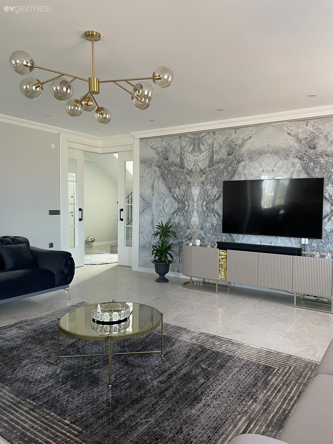Mermer, Tv ünitesi, Vizon, Gri, Füme, Art deko, Dekoratif Objeler, Vazo, Ev Aksesuar, Koltuk takımı, Fon perde, Perde, Tül perde, Halı, Salon halısı, Orta sehpa, Sehpa, Avize, Aydınlatma, Salon avizesi, Kırlent, Ev tekstili, Altın