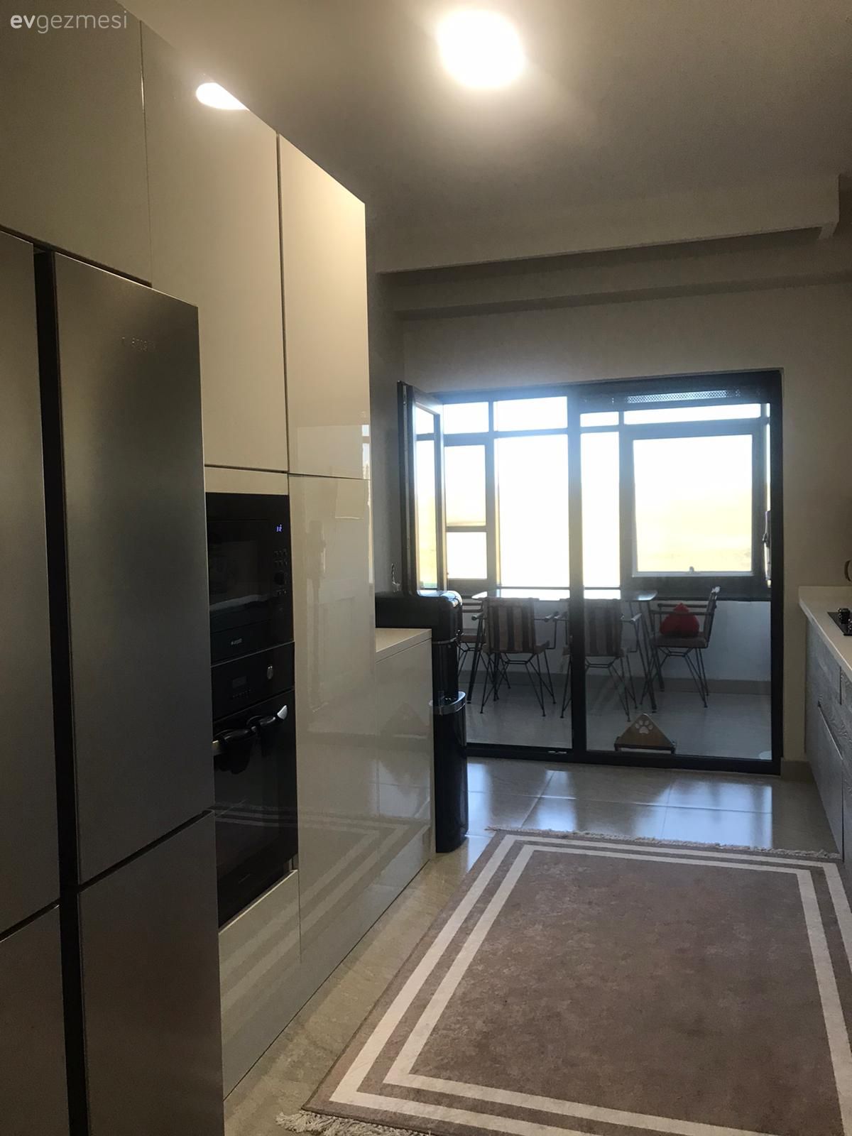 Mutfak, Gri, Beyaz, Mutfak tezgahı, Mutfak tezgah arası, Tezgah arası seramik, Davlumbaz, Ankastre, Halı, Mutfak halısı, Çizgili desen, Desenler