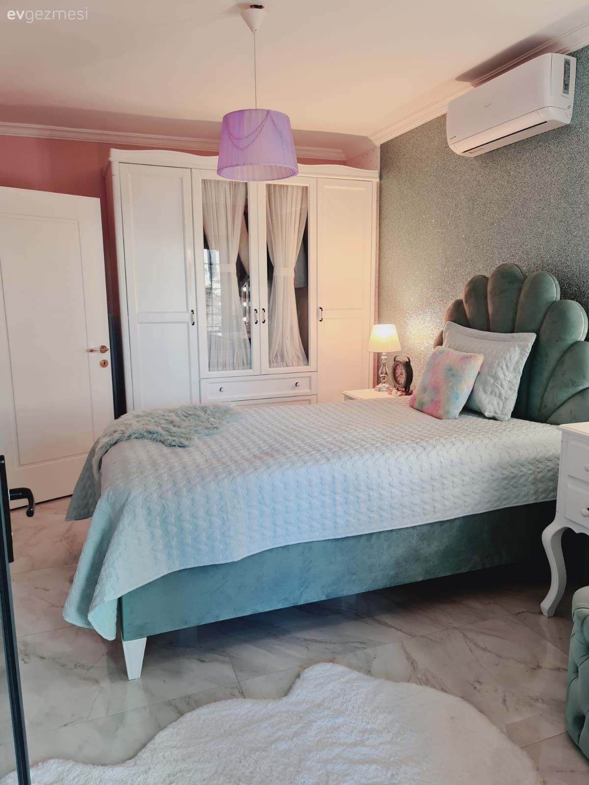 Çocuk Odası, Mint yeşil, Beyaz, Lila rengi, Yeşil duvar, Yatak başlığı, Yatak Odası, Komodin, Avize, Aydınlatma, Makyaj masası, Zemin seramikleri, Dolap, Post halı, Halı