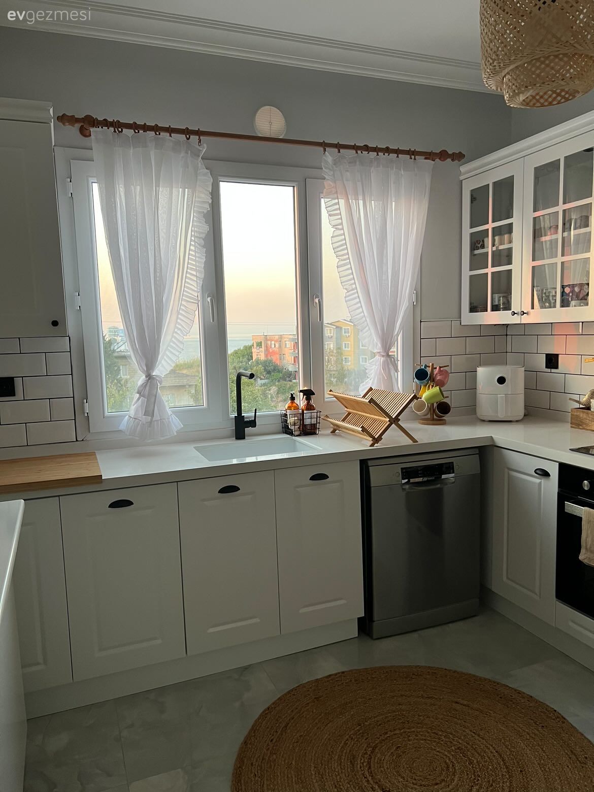 Bu Mutfakta Ahşap ve Hasırlar Sıcaklık Kaynağı Olmuş!