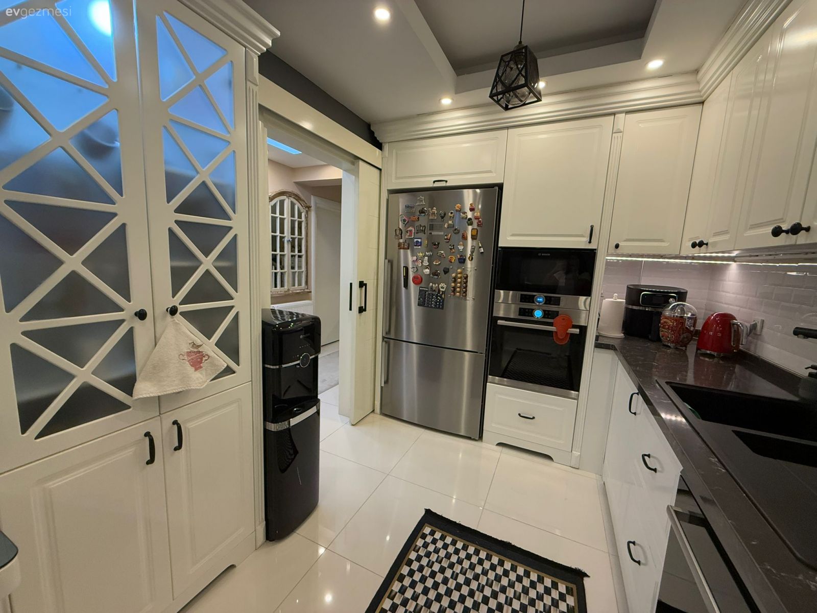 Mutfak, Beyaz, Siyah, Modern, U-tipi mutfak, Mutfak tezgahı, Mutfak tezgah arası, Mutfak aksesuarları, Ankastre, Mutfak zemin seramikleri, Mutfak halısı, Mutfak Avize Modelleri, Spot aydınlatma, Aydınlatma, Siyah tezgah
