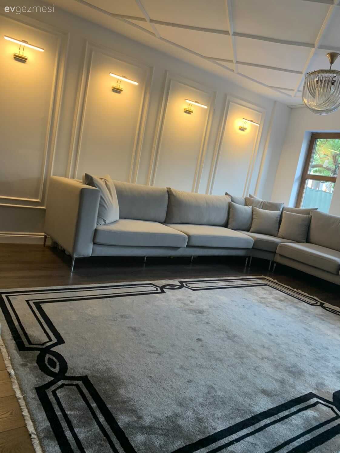 Salon, Beyaz, Krem, Köşe koltuk, Koltuk takımı, Duvar çıtalama, Halı, Salon halısı, Kırlent, Ev tekstili, Avize, Aydınlatma, Salon avizesi, Aplik, Tavan dekorasyon