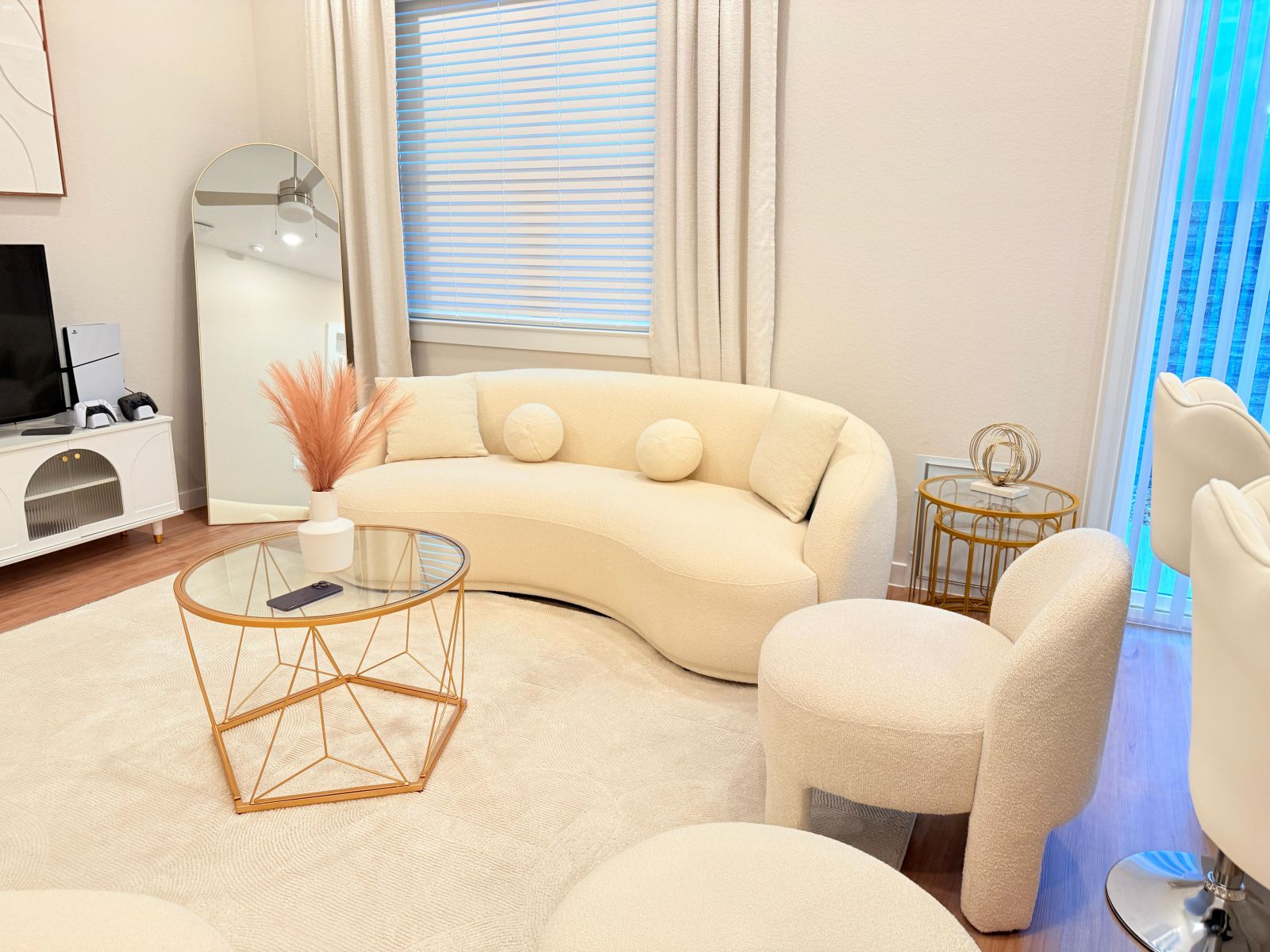 Salon, Modern, Beyaz, Krem, Bej, Fon perde, Perde, Tül perde, Koltuk takımı, Boy aynası, Ayna, Tv ünitesi, Tv ünitesi aksesuarları, Ev Aksesuar, Cam orta sehpa, Orta sehpa, Berjer, Halı, Salon halısı