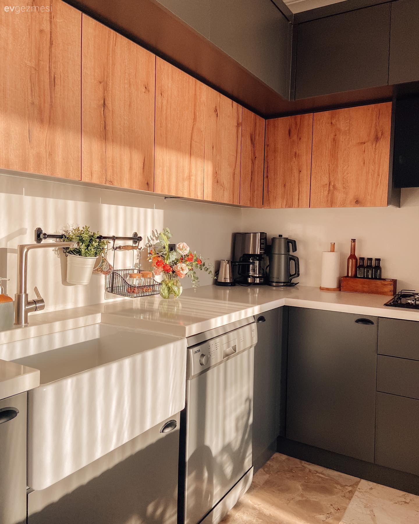 Mutfak, Amerikan Mutfak, Gri, Ahşap mutfak, Beyaz, Mutfak tezgahı, Mutfak tezgah arası, Tezgah arası seramik, Mutfak aksesuarları