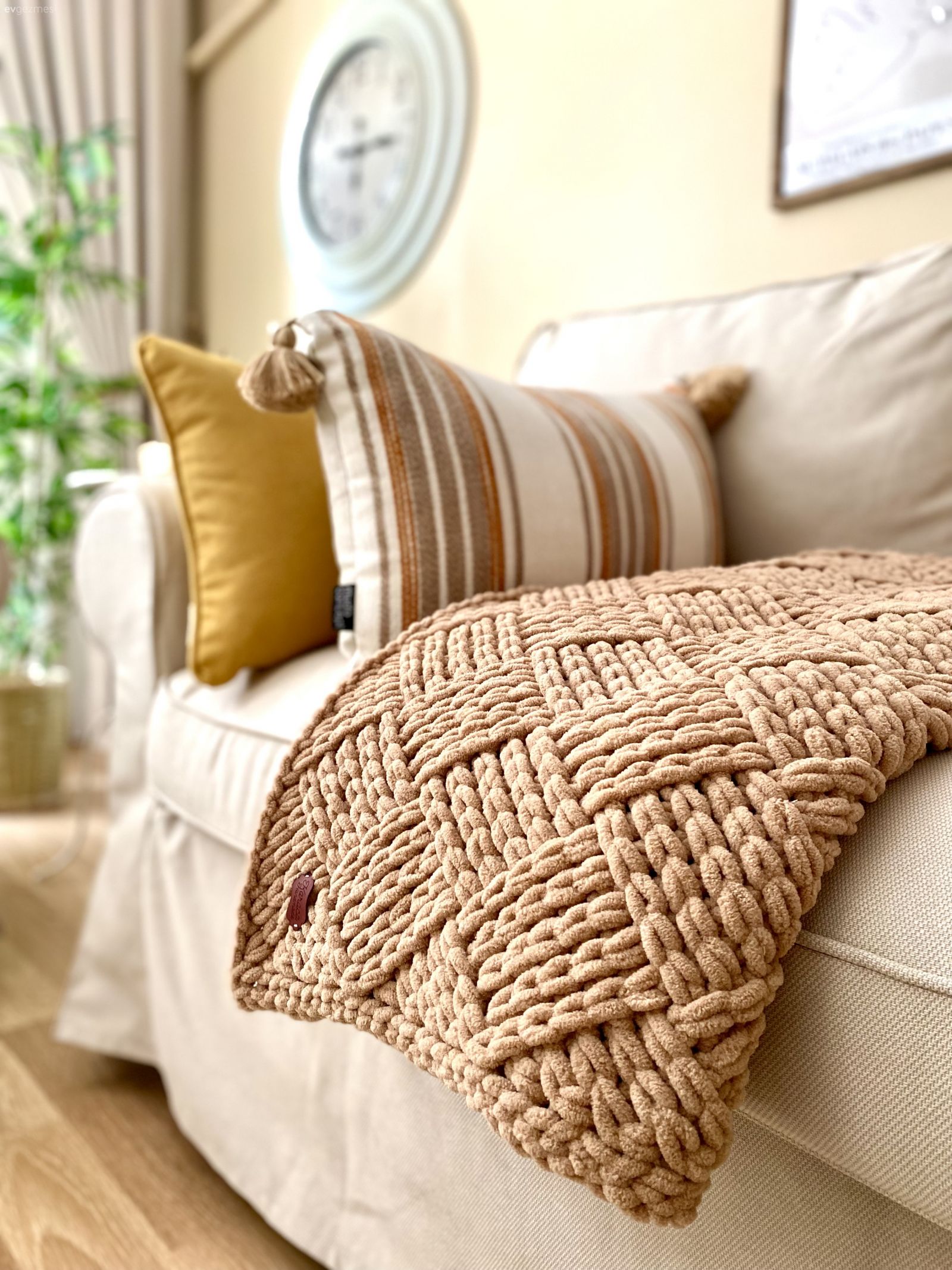 Salon, İskandinav, Hardal, Sarı, Krem, Bej, Vizon, Kırlent, Ev tekstili, Fon perde, Perde, Duvar saati, Duvar dekorasyonu, Ev bitkisi, Galeri duvarı