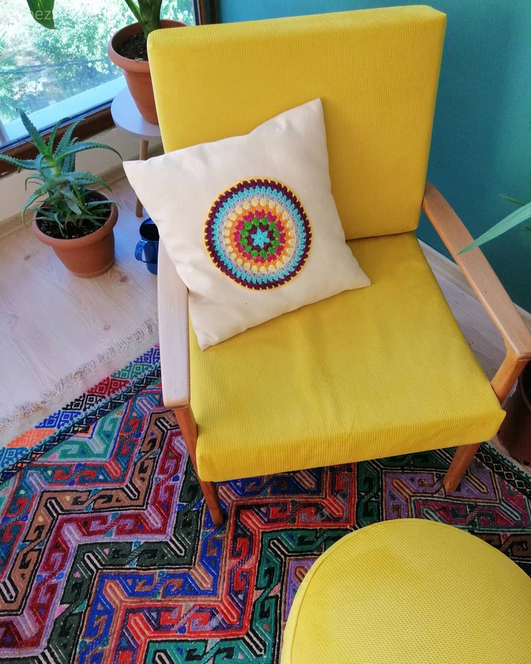 Mavi duvar, Mavi, Sarı, Berjer, Puf, Ev bitkisi, Halı, Kırlent, Ev tekstili