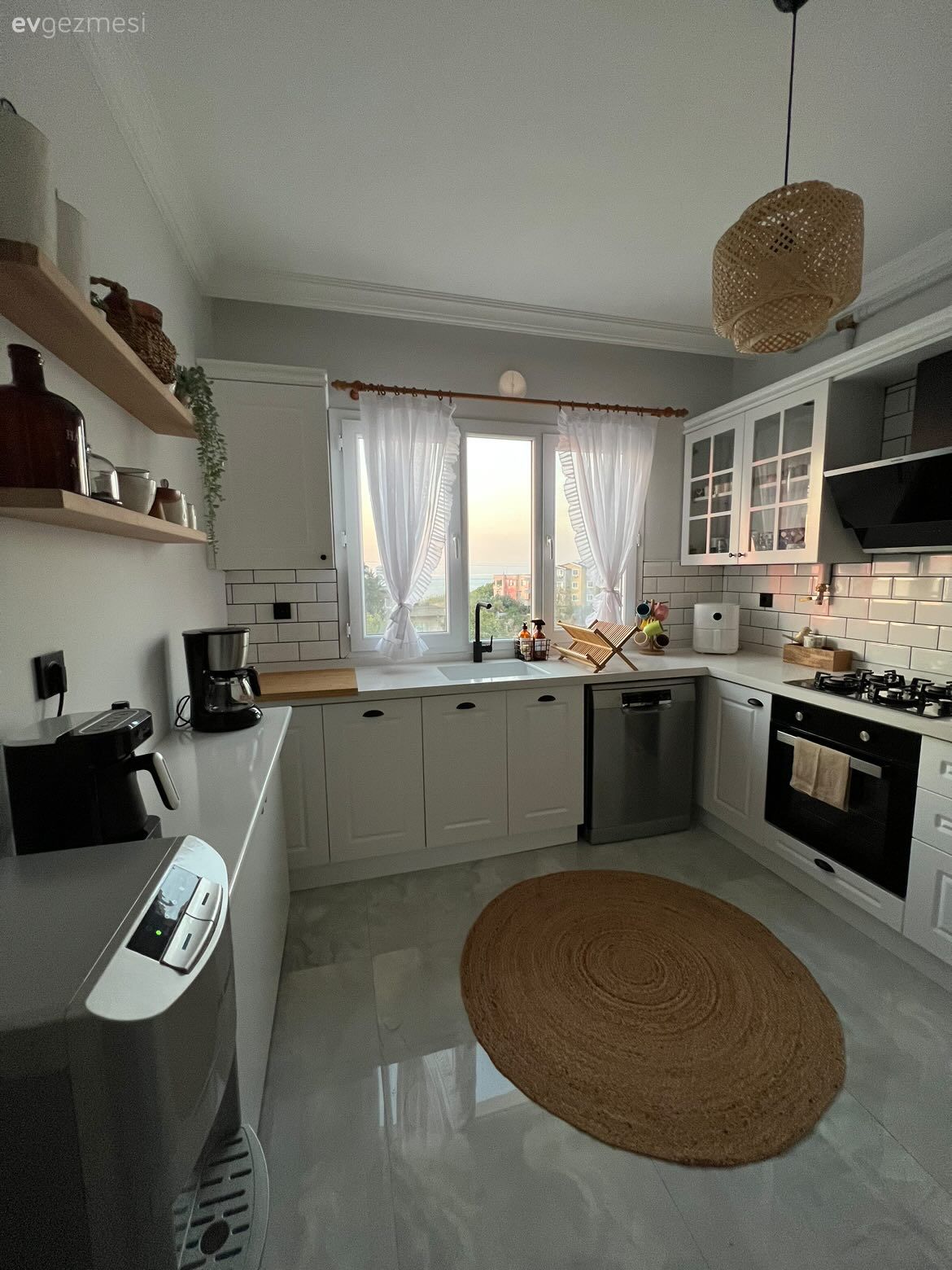 Mutfak, Beyaz, Rustik, Siyah, Mutfak tezgahı, Mutfak tezgah arası, Tezgah arası seramik, Jüt halı, Halı, Mutfak rafı, Mutfak perdesi, Ankastre, Mutfak zemin seramikleri, Hasır avize