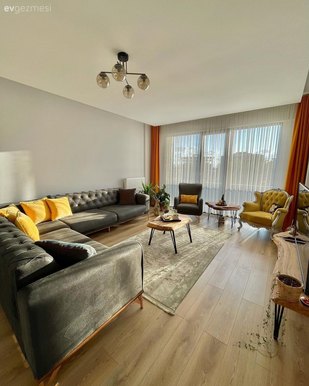 Salon, Koltuk takımı, Gri, Sarı, Krem, Bej, Modern, Modern rustik, Ahşap Mobilya, Berjer, Turuncu, Fon perde, Perde, Tül perde, Yan sehpa, Sehpa, Orta sehpa, Parke, Avize, Aydınlatma, Salon avizesi, Tv ünitesi, Tv ünitesi aksesuarları, Ev Aksesuar, Köşe koltuk