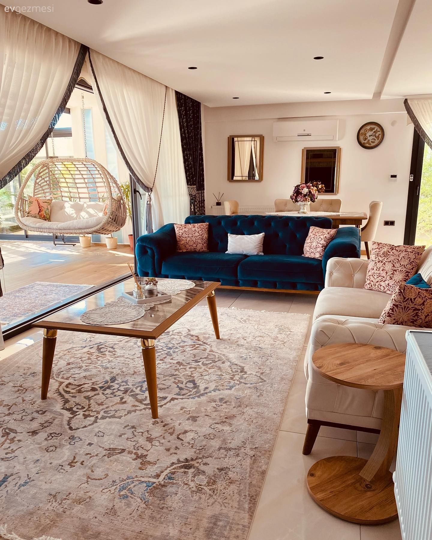 Salon, Modern klasik, Rustik, Mavi, Parlament mavisi, Beyaz, Krem, Ahşap Mobilya, Kahverengi, Koltuk takımı, Halı, Salon halısı, Orta sehpa, Sehpa, Kruvaze perde, Perde, Yan sehpa, Ayna, Sandalye, Yemek masası