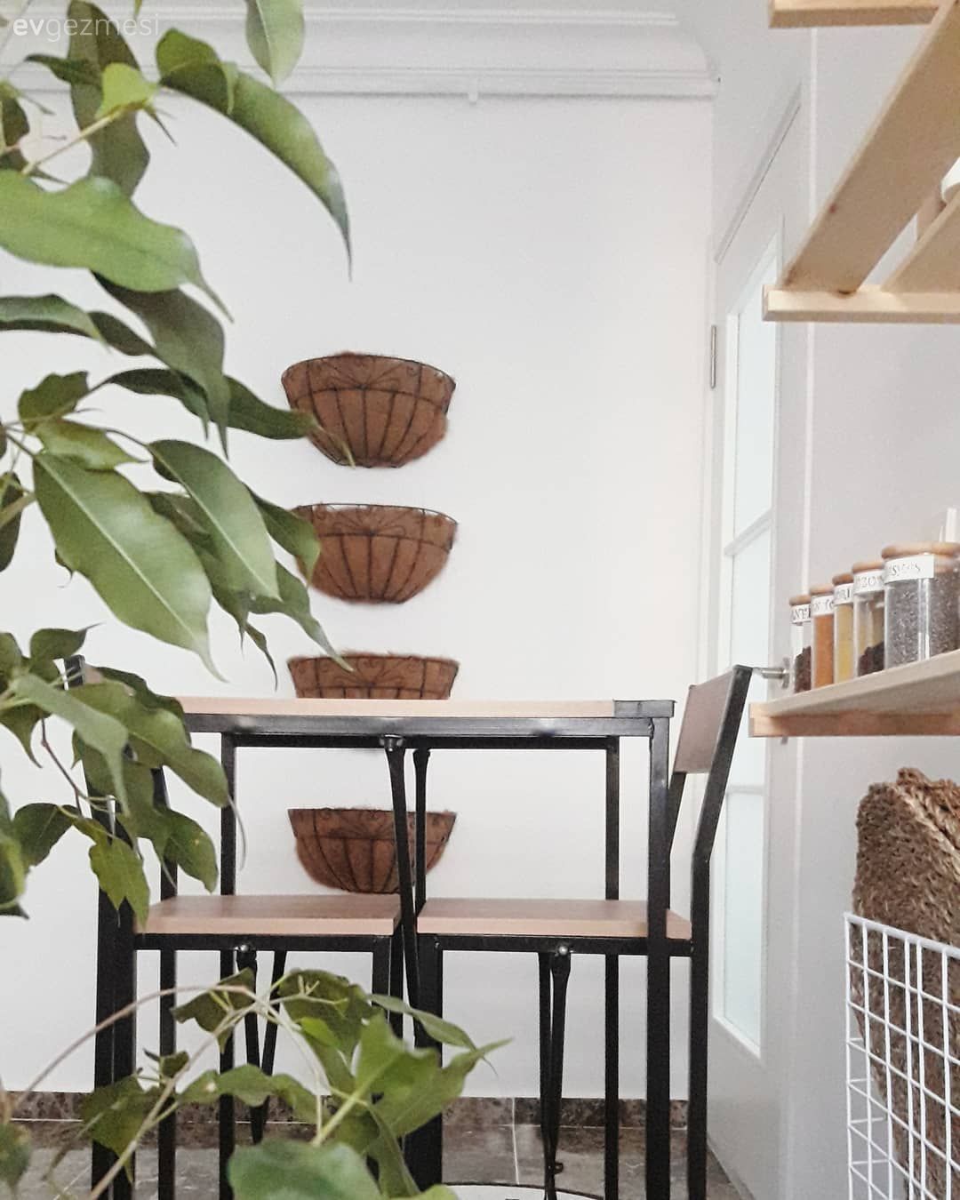 Hasır, Beyaz, Kahverengi, Mutfak masası, Sandalye, Mutfak rafı, Mutfak, Mutfak duvar dekorasyonu