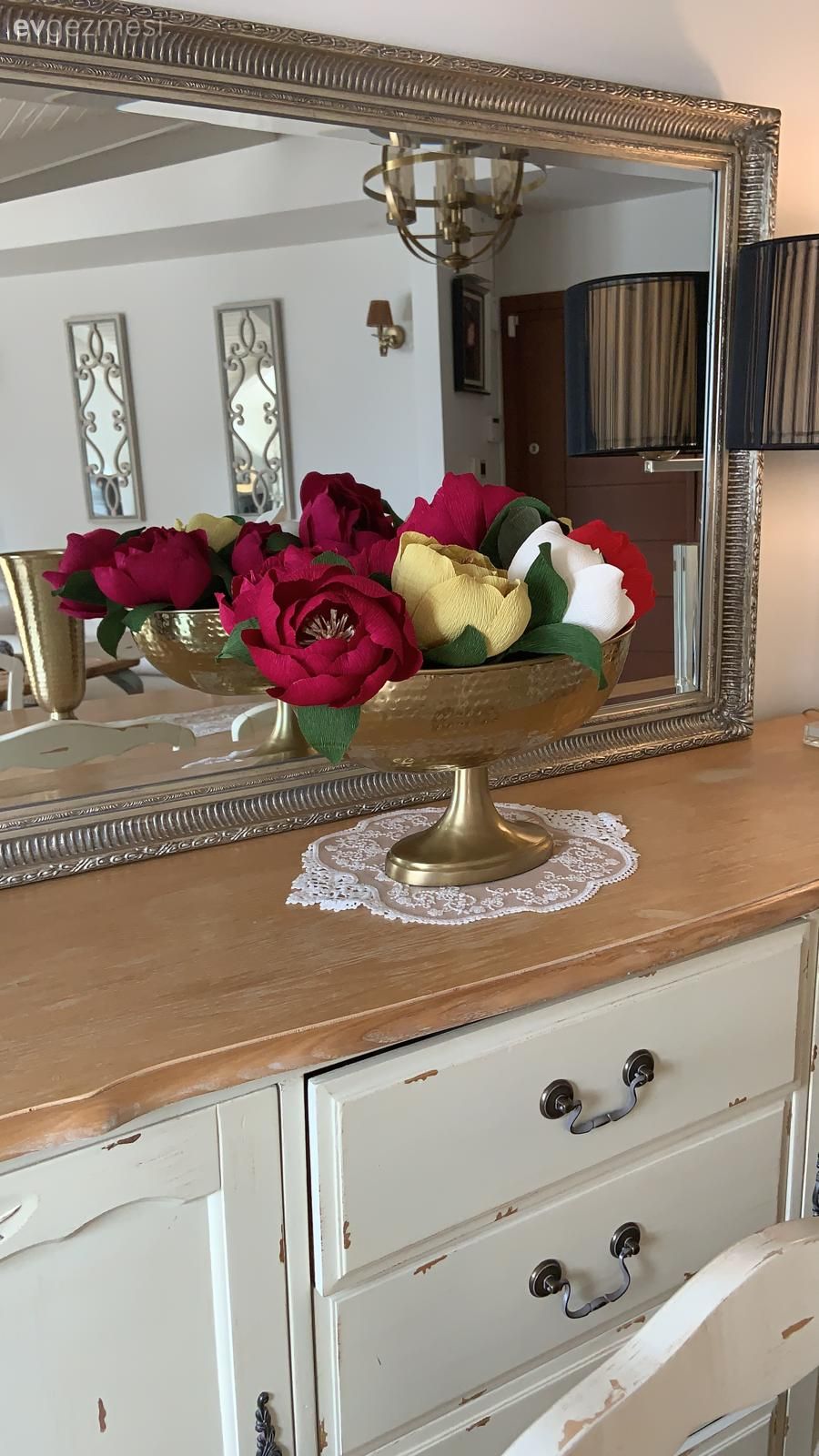 Konsol, Konsol üzeri dekoratif objeleri, Vazo, Ev Aksesuar, Çiçekler, Varaklı Mobilya, Abajur, Aydınlatma, Altın