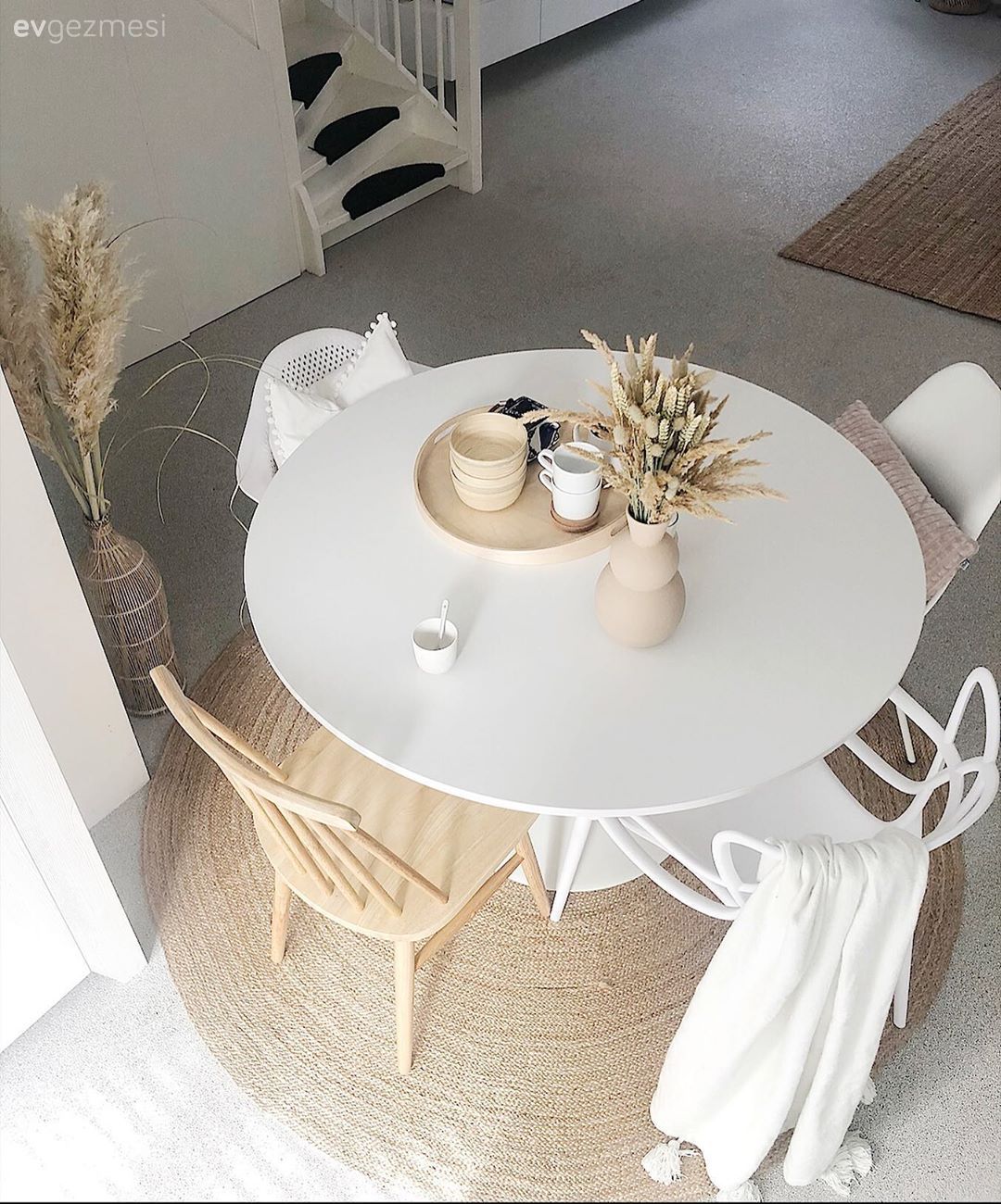 Mutfak masası, Jüt halı, Halı, Yuvarlak halı, Beyaz, Bej, Krem, Sandalye, Vazo, Ev Aksesuar, Pampas otu