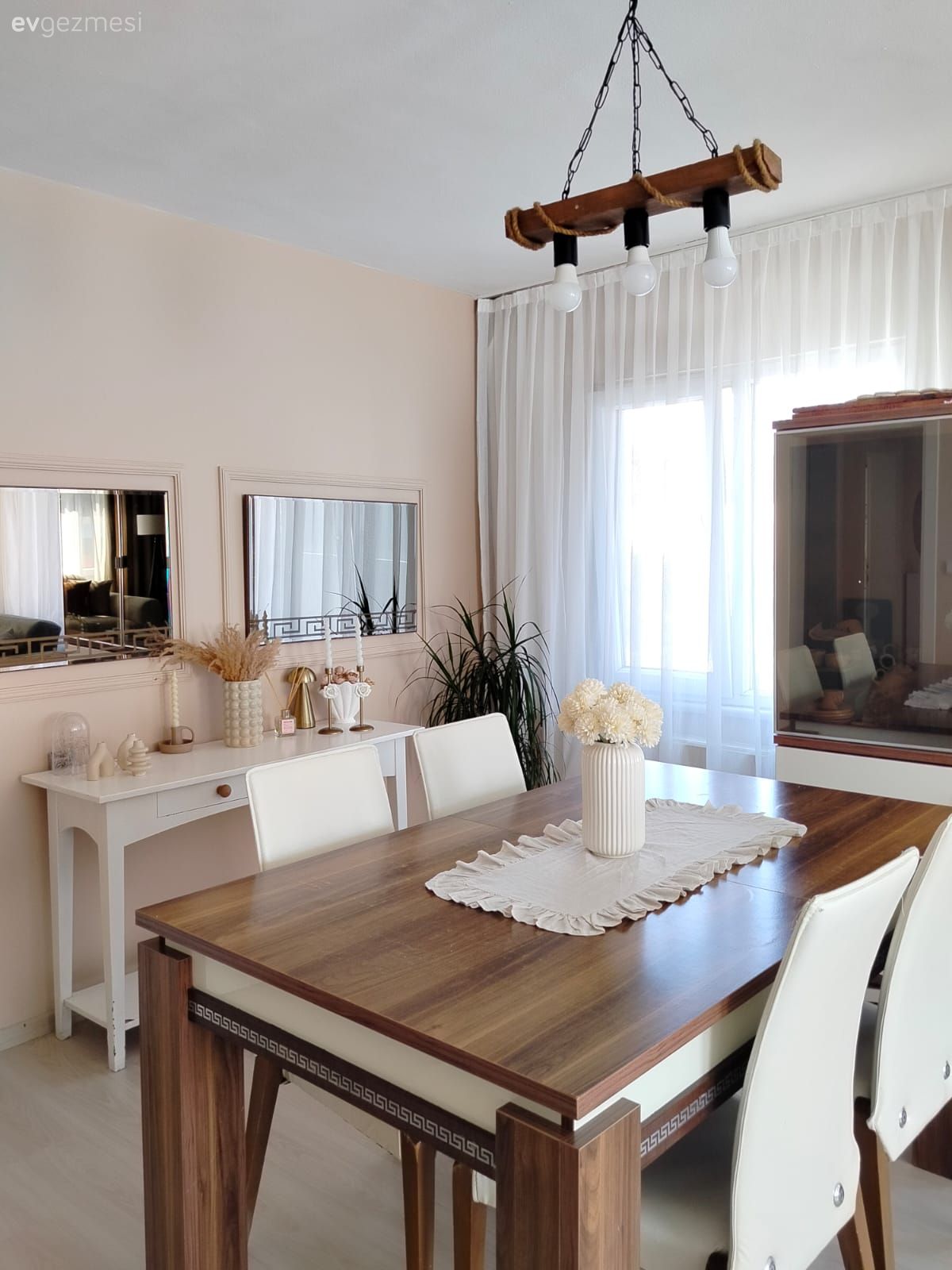 Bu İstanbul Evinde Ferahlık ve Konfor Ayarı Tam Kararında