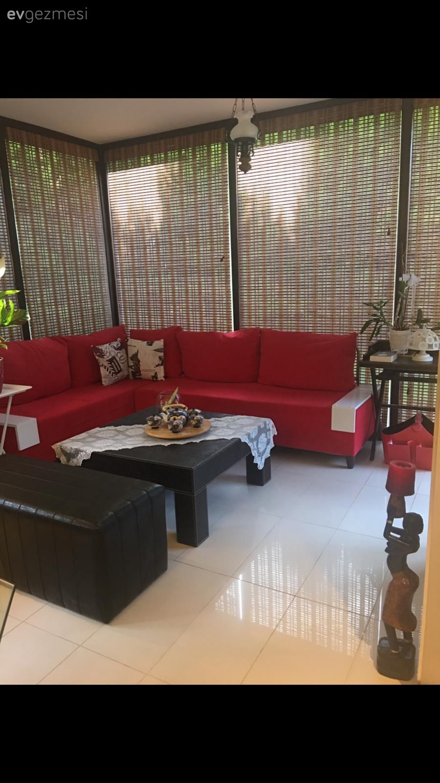 Kırmızı, Siyah, Köşe koltuk, Koltuk takımı, Puf, Orta sehpa, Sehpa, Perde, Yan sehpa, Dekoratif Objeler, Avize, Aydınlatma, Mutfak köşesi, Mutfak